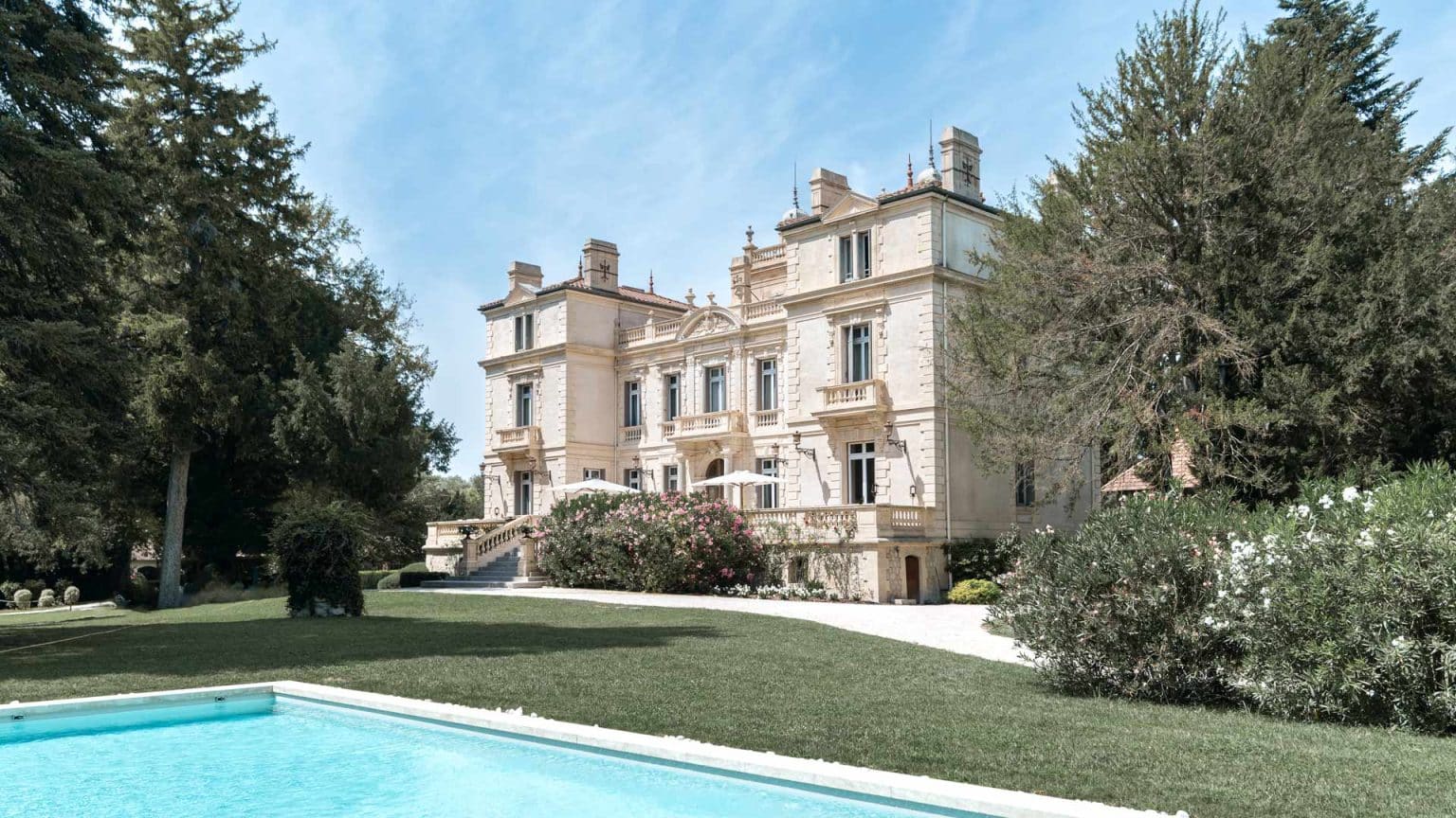 Château des 3 Fontaines and its gardens in Provence